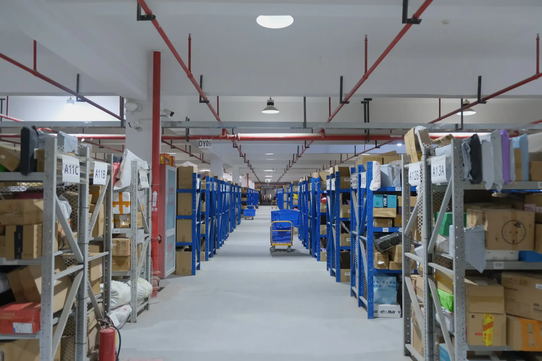 Shared BONDJET and Junfeng warehouse aisle