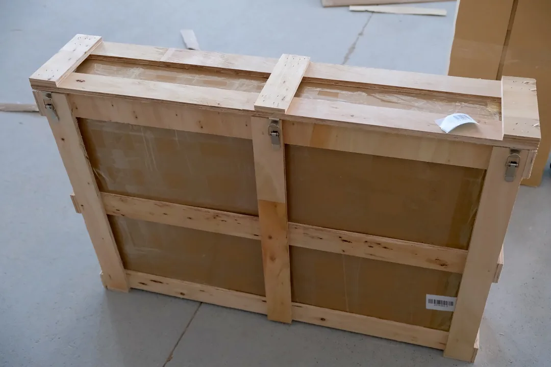 Lockable wooden frame packaging